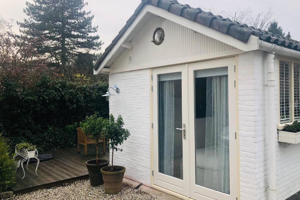 Tiny House In Tuin Van De Statige Villa Mariahof Дордрехт Экстерьер фото
